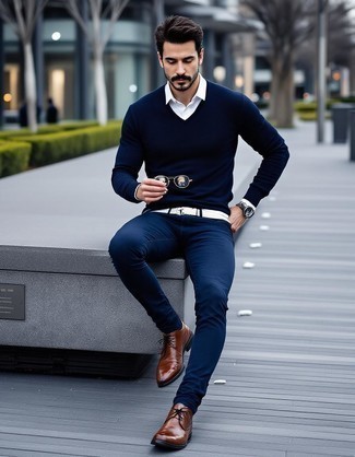 Как носить свитер с v-образным вырезом с джинсами мужчине