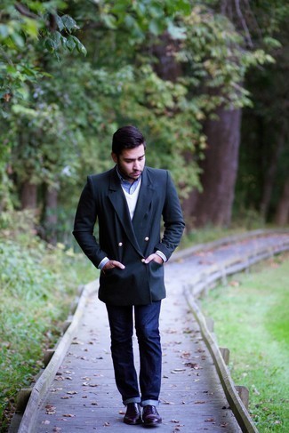 Как носить свитер с v-образным вырезом с джинсами мужчине