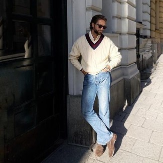 Как носить свитер с v-образным вырезом с джинсами мужчине