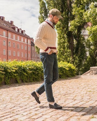 Как носить свитер с v-образным вырезом с джинсами мужчине