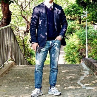 Как носить свитер с v-образным вырезом с джинсами мужчине