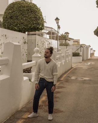 Как носить свитер с v-образным вырезом с джинсами мужчине