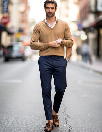 С чем носить свитер с v-образным вырезом мужчине