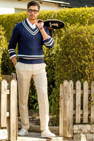 С чем носить свитер с v-образным вырезом мужчине