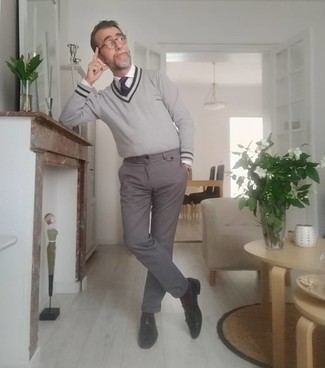 С чем носить свитер с v-образным вырезом мужчине