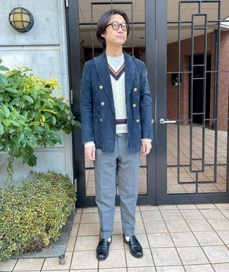 Как носить свитер с v-образным вырезом с лоферами мужчине