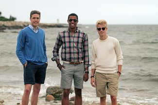 Как носить свитер с v-образным вырезом с шортами мужчине