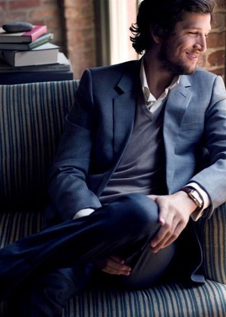 Как носить свитер с v-образным вырезом с костюмом