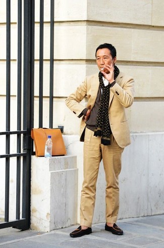 Как носить свитер с v-образным вырезом с костюмом