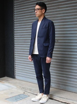 Как носить свитер с v-образным вырезом с костюмом