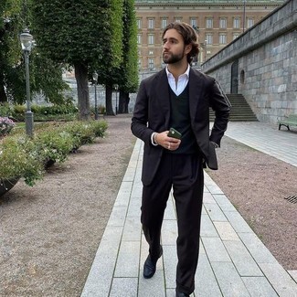 Как носить свитер с v-образным вырезом с костюмом