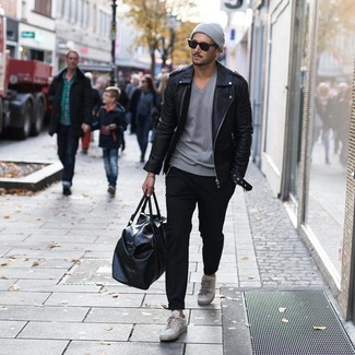 Как носить футболку с v-образным вырезом с косухой мужчине