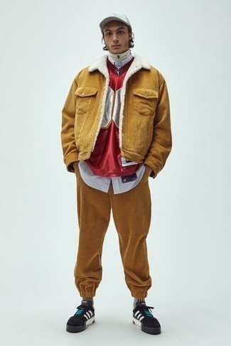 С чем носить футболку с v-образным вырезом мужчине