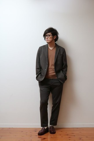 С чем носить футболку с v-образным вырезом мужчине