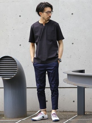 С чем носить футболку с v-образным вырезом мужчине