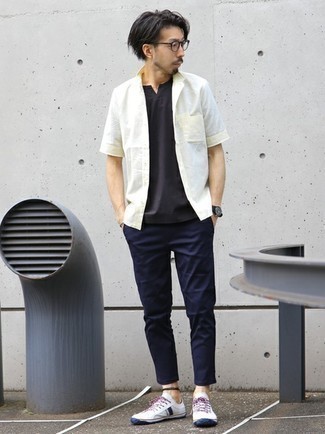 С чем носить футболку с v-образным вырезом мужчине