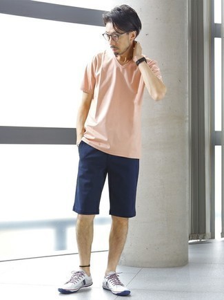 С чем носить футболку с v-образным вырезом мужчине