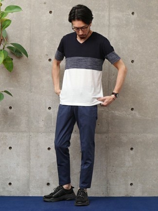 С чем носить футболку с v-образным вырезом мужчине