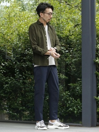 С чем носить футболку с v-образным вырезом мужчине