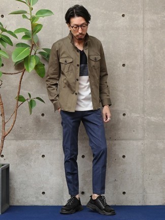 С чем носить футболку с v-образным вырезом мужчине