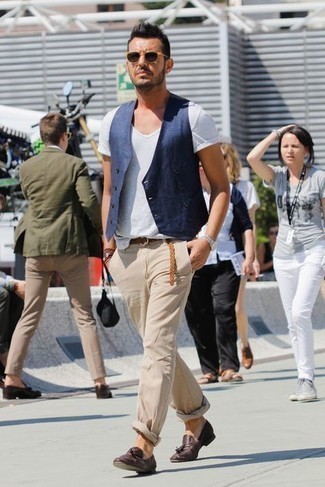 С чем носить футболку с v-образным вырезом мужчине