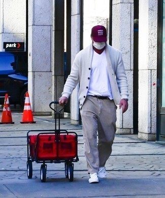 С чем носить футболку с v-образным вырезом мужчине