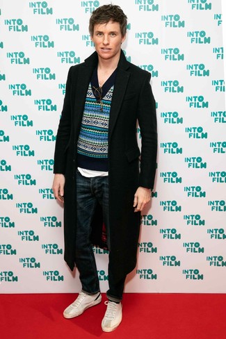 Как носить футболку с v-образным вырезом с длинным пальто