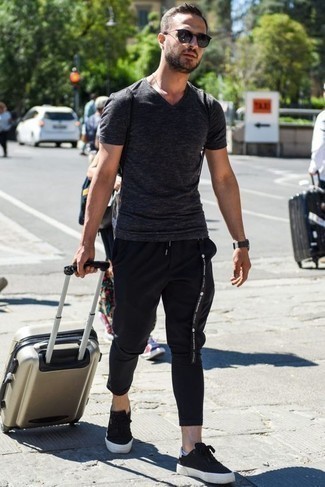 Как носить футболку с v-образным вырезом с спортивными штанами мужчине