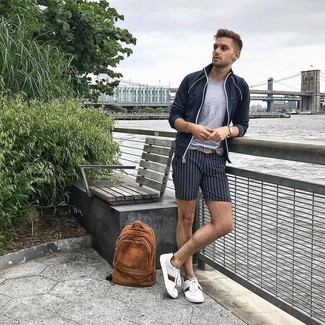 Как носить футболку с v-образным вырезом с свитером на молнии мужчине