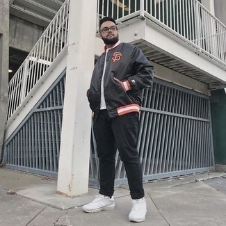 Как носить университетскую куртку с кроссовками мужчине