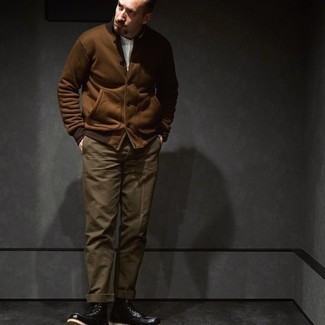 Как носить университетскую куртку с повседневными ботинками мужчине