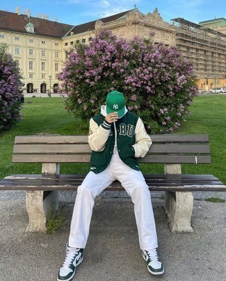 Как носить университетскую куртку с высокими кедами мужчине