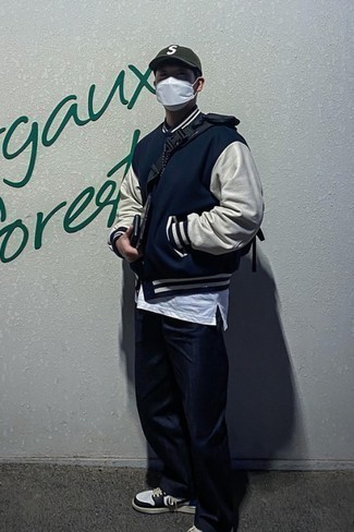 Как носить университетскую куртку с джинсами мужчине