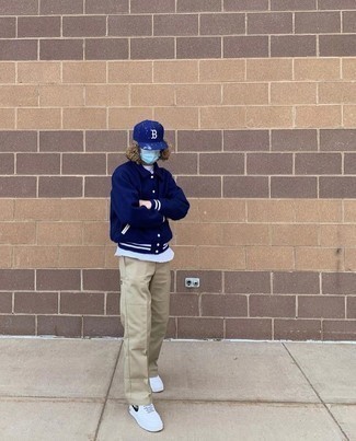 С чем носить университетскую куртку мужчине