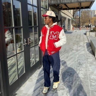 С чем носить университетскую куртку мужчине