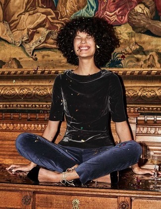 С чем носить бархатные брюки женщине