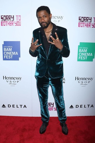 С чем носить бархатный костюм