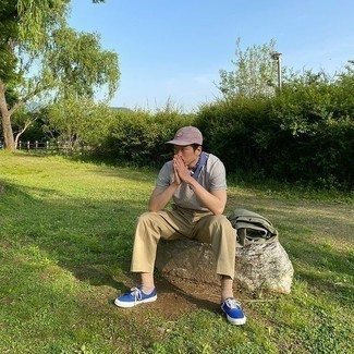 С чем носить футболку с круглым вырезом в вертикальную полоску мужчине