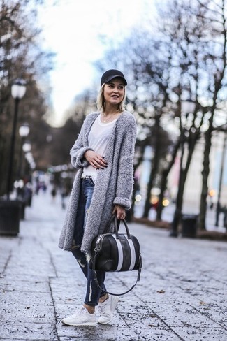 С чем носить кожаную сумку в вертикальную полоску женщине