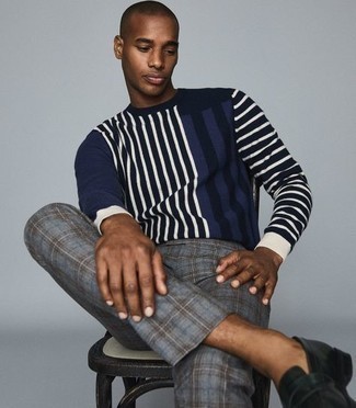 С чем носить футболку с длинным рукавом в вертикальную полоску мужчине