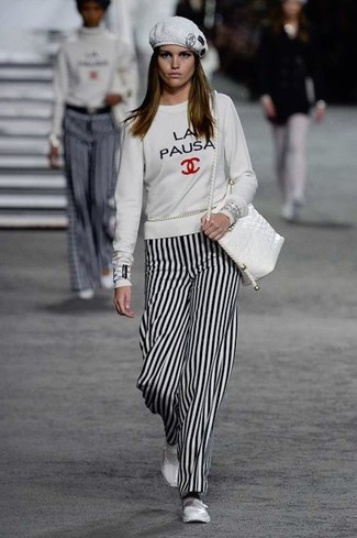 С чем носить брюки в вертикальную полоску женщине