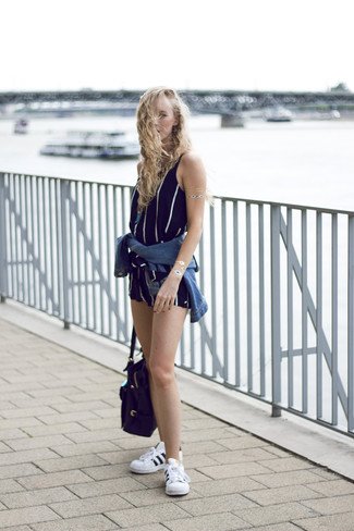 С чем носить комбинезон в вертикальную полоску