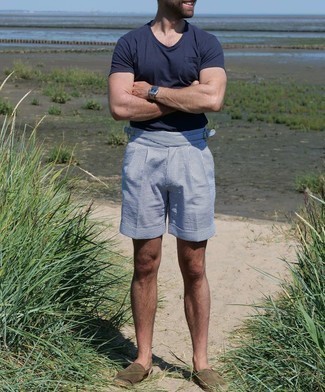 С чем носить шорты из жатого хлопка в вертикальную полоску мужчине