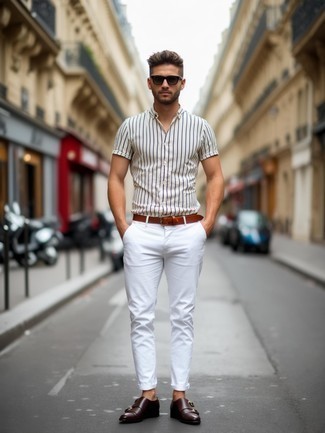 С чем носить рубашку с коротким рукавом в вертикальную полоску мужчине