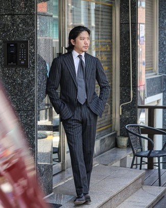 С чем носить костюм в вертикальную полоску