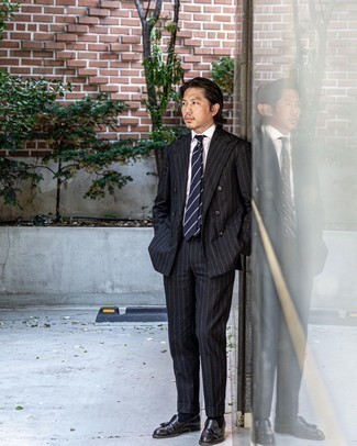 С чем носить костюм в вертикальную полоску