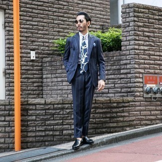 С чем носить костюм в вертикальную полоску