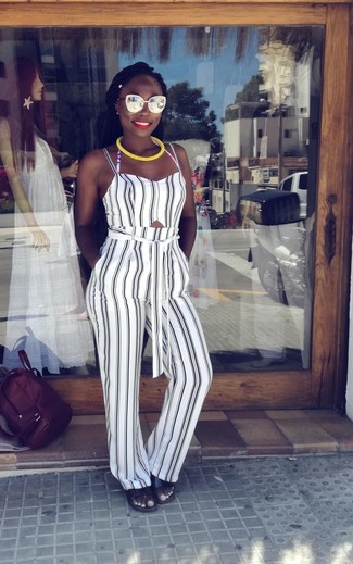 С чем носить футболку в вертикальную полоску женщине