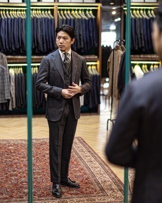 С чем носить шерстяной костюм в вертикальную полоску