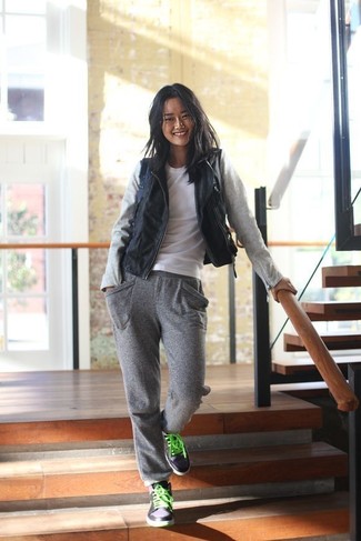 Как носить безрукавку с высокими кедами женщине